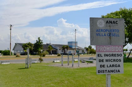 La entrada del aeropuerto de Villa Gesell.