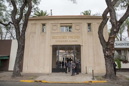 La entrada del cementerio fue realizada en 1915 por el reconocido arquitecto Kronfuss, nacido en Budapest, que estudió en Munich y ejerció en Bamberg, Alemania.