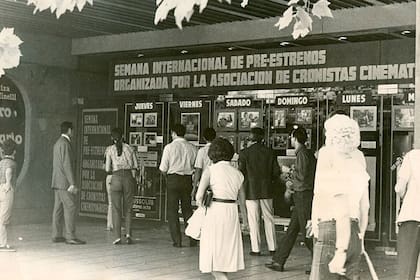 La entrada del cine Capitol, vieja gloria de la avenida Santa Fe