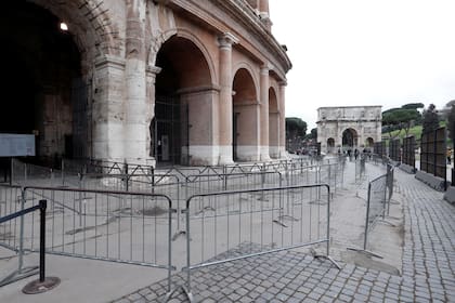 La entrada del Coliseo, donde por lo general habría una larga cola de turistas esperando, en Roma, Italia 2 de marzo, el 2020.