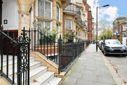 La entrada del edificio refleja el histórico estilo de los barrios ingleses.