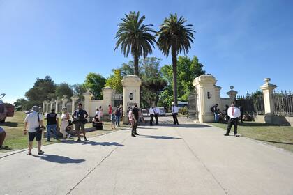 La entrada del exclusivo haras en el que se lleva a cabo la celebración