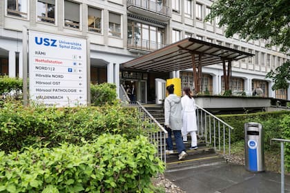 La entrada del Hospital Universitario de Zúrich (USZ), donde está siendo tratado un pasajero del crucero afectado por un brote mortal de hantavirus
