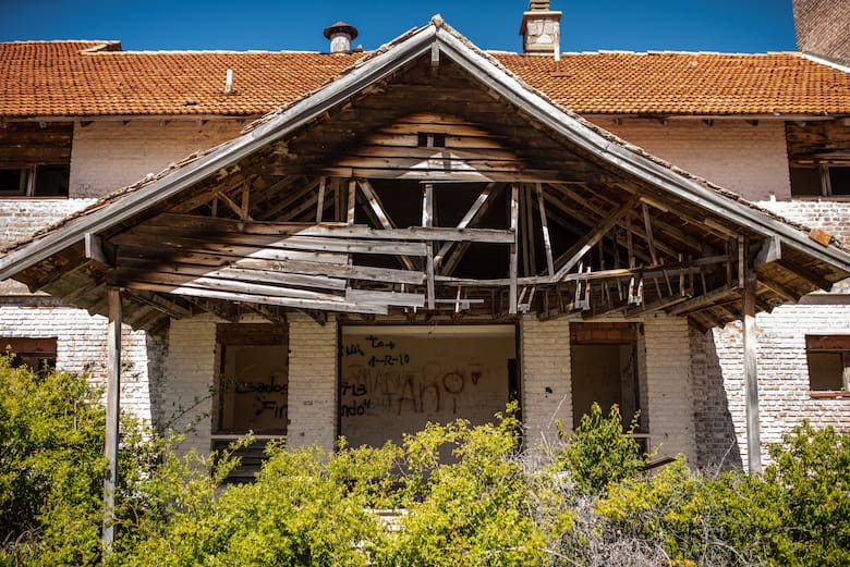 Un gigante olvidado: la historia del enigmático hotel abandonado en plena cordillera chubutense