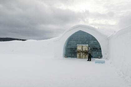 La entrada del Icehotel: arte efímero y arquitectura de elite.