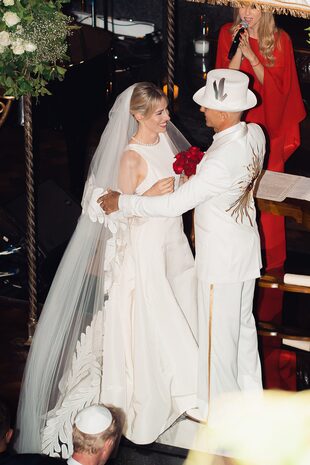 La entrada del novio estuvo marcada por el Hallelujah, de Leonard Cohen, en tanto la de la novia, fue mientras sonaba “Boi Beshalom”, de Shwekey.