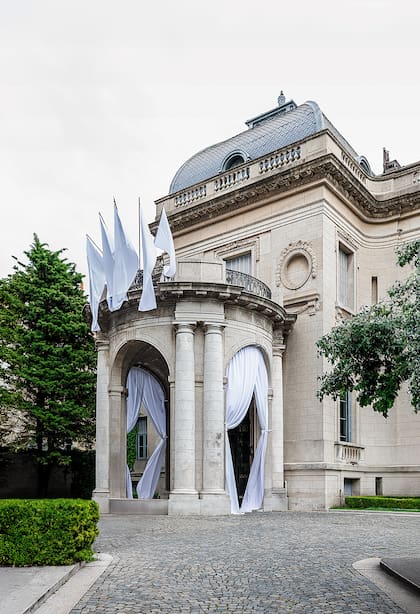 La entrada del Palacio Errázuriz, intervenida por Laura Orcoyen