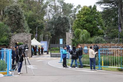 La entrada del predio de la AFA en Ezeiza, donde se realiza el velatorio de César Luis Menotti