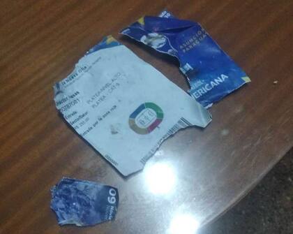 La entrada despedazada y sin el código de barras.