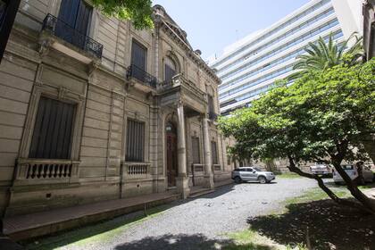 La entrada más pomposa está retirada sobre un jardín lateral y quedó enfrentada a un edificio moderno