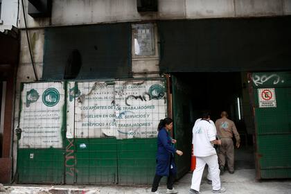 La entrada para ambulancias, por Rosario, sólo es atravesada por obreros de la construcción hace 13 años