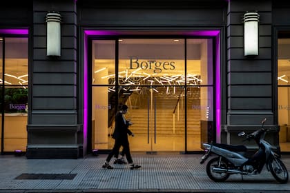 La entrada por San Martín y Viamonte del Borges con sus permanentes escaleras y su propio laberinto