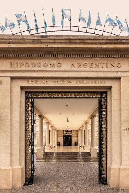 La entrada principal, de estilo neoclásico.