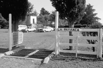 La entrada principal de la estancia La Payanca y los móviles policiales tras la masacre