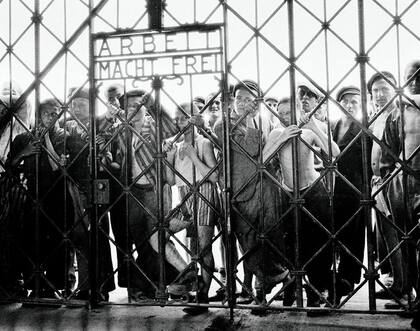 La entrada principal del campo de exterminio Dachau concentration en julio 29 de 1945, el día de su liberación.