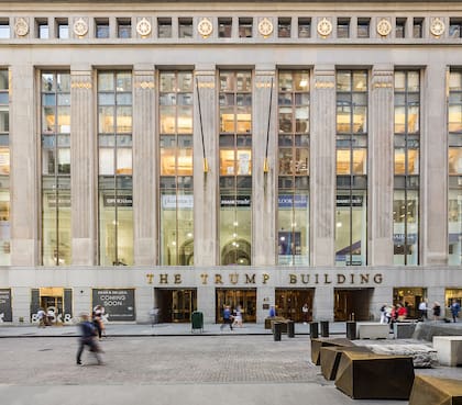 La entrada principal del edificio 40 Wall Street en Nueva York