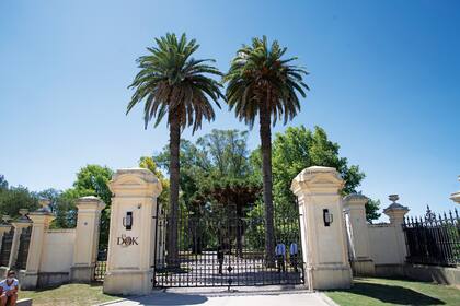 La entrada principal del haras El Dok.