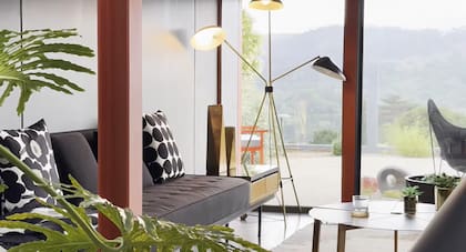 La entrada principal es una puerta de vidrio corrediza; además, la entrada al dormitorio principal utiliza cortinas de cadena metálica en lugar de una pared