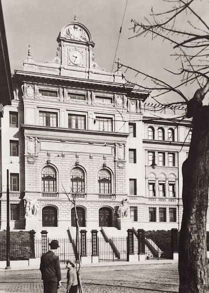 La entrada principal sobre calle Catamarca