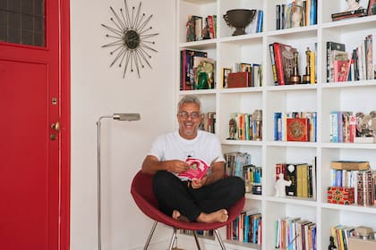 La entrada se aprovechó para armar la biblioteca, donde conviven libros, objetos y un par de premios Martín Fierro.