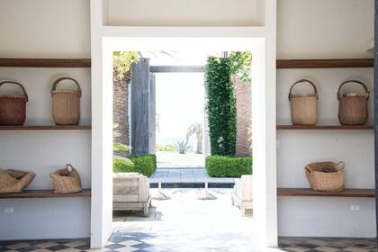 La entrada se continúa en un eje que pasa por el patio, y una enorme puerta de 5 metros de alto se abre para llegar hasta el mar.