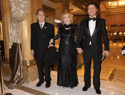 La entrada triunfal de Mirtha Legrand al Alvear Palace Hotel escoltada por su amigo Héctor Vidal Rivas y el relacionista público Wally Diamante