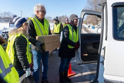 La entrega de alimentos se realizará en diversos puntos del estado y en la mayoría de los casos no es necesario presentar ningún documento (Instagram/@feeding_illinois)