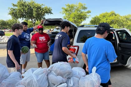 La entrega de comida en Texas busa frenar la inseguridad alimentaria de la población más vulnerable (Instagram/@catholiccharitiesdallas)