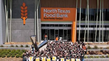 La entrega de despensas gratis de las Caridades Católicas de Dallas está dirigida a personas que permanecen por debajo de la línea de pobreza y beneficiarios de programas del gobierno