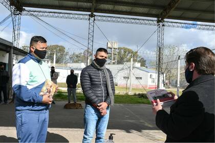 La entrega de este material bibliográfico forma parte de un proyecto de la Dirección de Cultura y Deportes del Servicio Penitenciario Bonaerense (SPB) denominado "Ante el distanciamiento, el saber nos une"