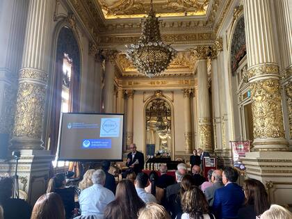 La entrega de premios se hizo en el Salón Dorado del Teatro Colón.