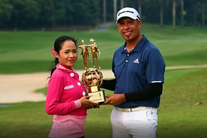 La entrega del trofeo en Indonesia; su objetivo está puesto ahora en el Japan Tour