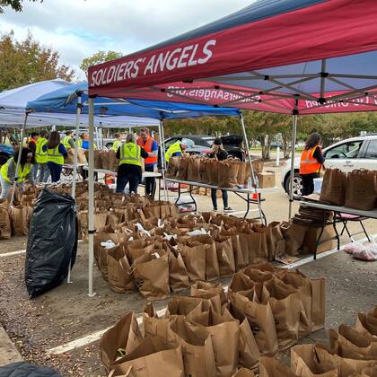 La entrega está a cargo de la organización North Texas Food Bank (NTFB) que ofrece despensas móviles al norte del estado