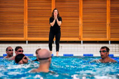 La entrenadora Claudia Arasa lidera una sesión de entrenamiento.