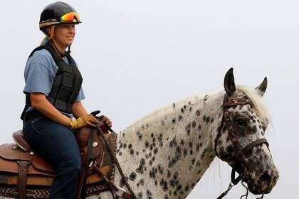 La entrenadora Kristin Mulhall, en uno de sus caballos de andar.