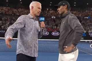 McEnroe tampoco pasa inadvertido como entrevistador e hizo sonrojar a Nadal