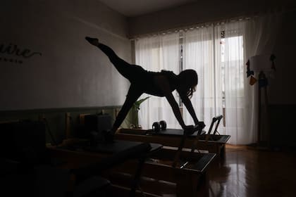 La entrevistada completó sus estudios para trabajar como instructora de pilates, pero no tiene tiempo para aplicarlo debido a sus viajes