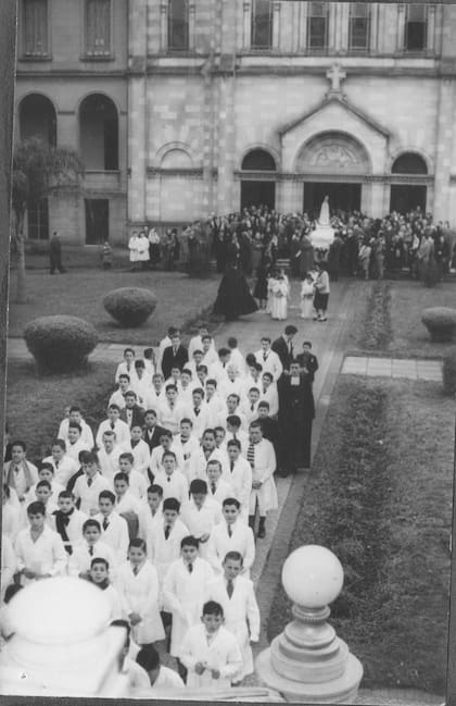 La entronización de la Virgen en 1955.