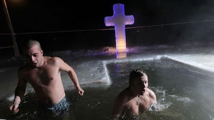 La Epifanía en la Iglesia ortodoxa celebra el bautismo de Jesucristo en el río Jordán y para conmemorarlo muchos hombres se meten al agua helada en Rusia