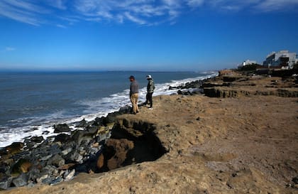 La erosión costera avanza sobre las playas, socava acantilados y pone en riesgo a las casas frente al mar