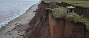 Las imágenes del búnker antinuclear que está a punto de caer al mar por la erosión costera