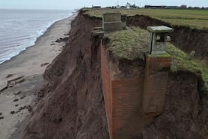Las imágenes del búnker antinuclear que está a punto de caer al mar por la erosión costera