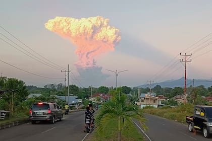 La erupción del volcán Lewotobi Laki-Laki vista desde lejos.