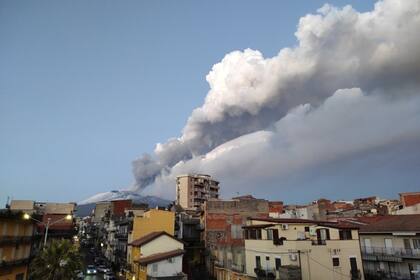 La erupción, que fue captada por diversos medios locales y usuarios de las redes sociales, provocó una nube de ceniza que obligó a suspender las operaciones del aeropuerto de la ciudad, situada en la costa este de Sicilia