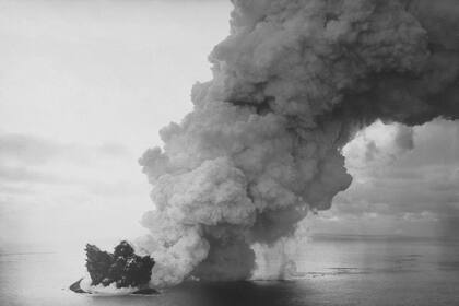 La erupción volcánica que dio origen al nacimiento de Surtsey, en 1963.