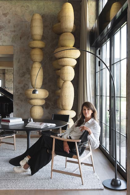 “La escala me permitió incorporar esta obra monumental: estaba esperando el momento justo para hacerlo”, cuenta Joanne sobre las ‘Torres Flotantes’ de Cristián Mohaded, que el propio artista instaló.