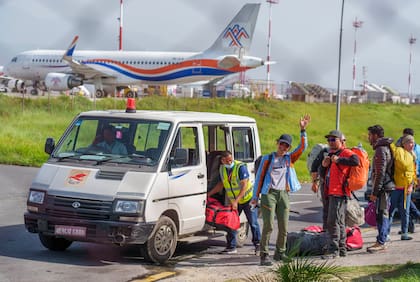 La escaladora ucraniana Antonina Samoilova saluda a su llegada al aeropuerto tras subir al Everest, en Katmandú, Nepal, el 17 de mayo de 2022. (AP Foto/Niranjan Shrestha)