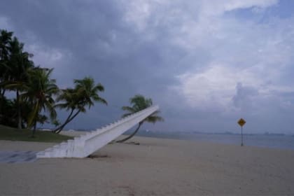 La "escalera a ninguna parte" en medio de una playa desierta