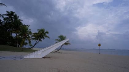 La "escalera a ninguna parte" en medio de una playa desierta