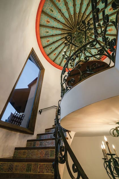 La escalera caracol
con baranda de hierro
forjado que conduce al
mirador circular de la
casa